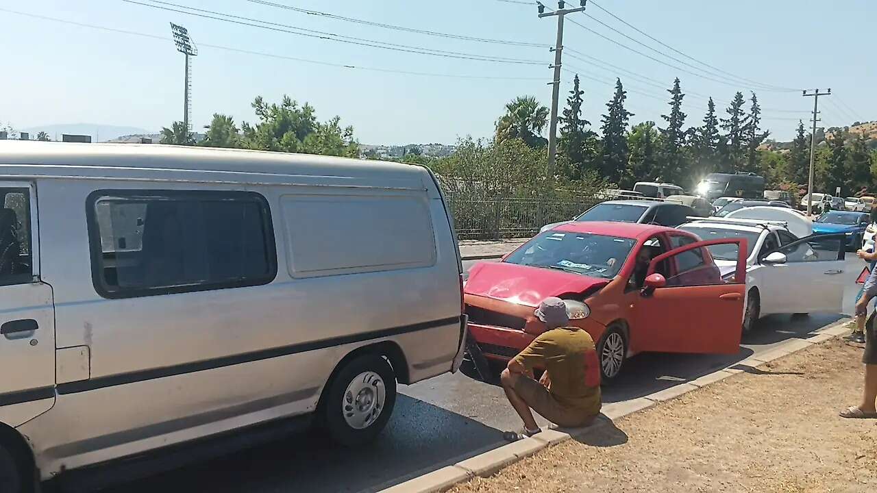 Muğla’da Zincirleme Kaza, 4 Araç Birbirine Girdi 2